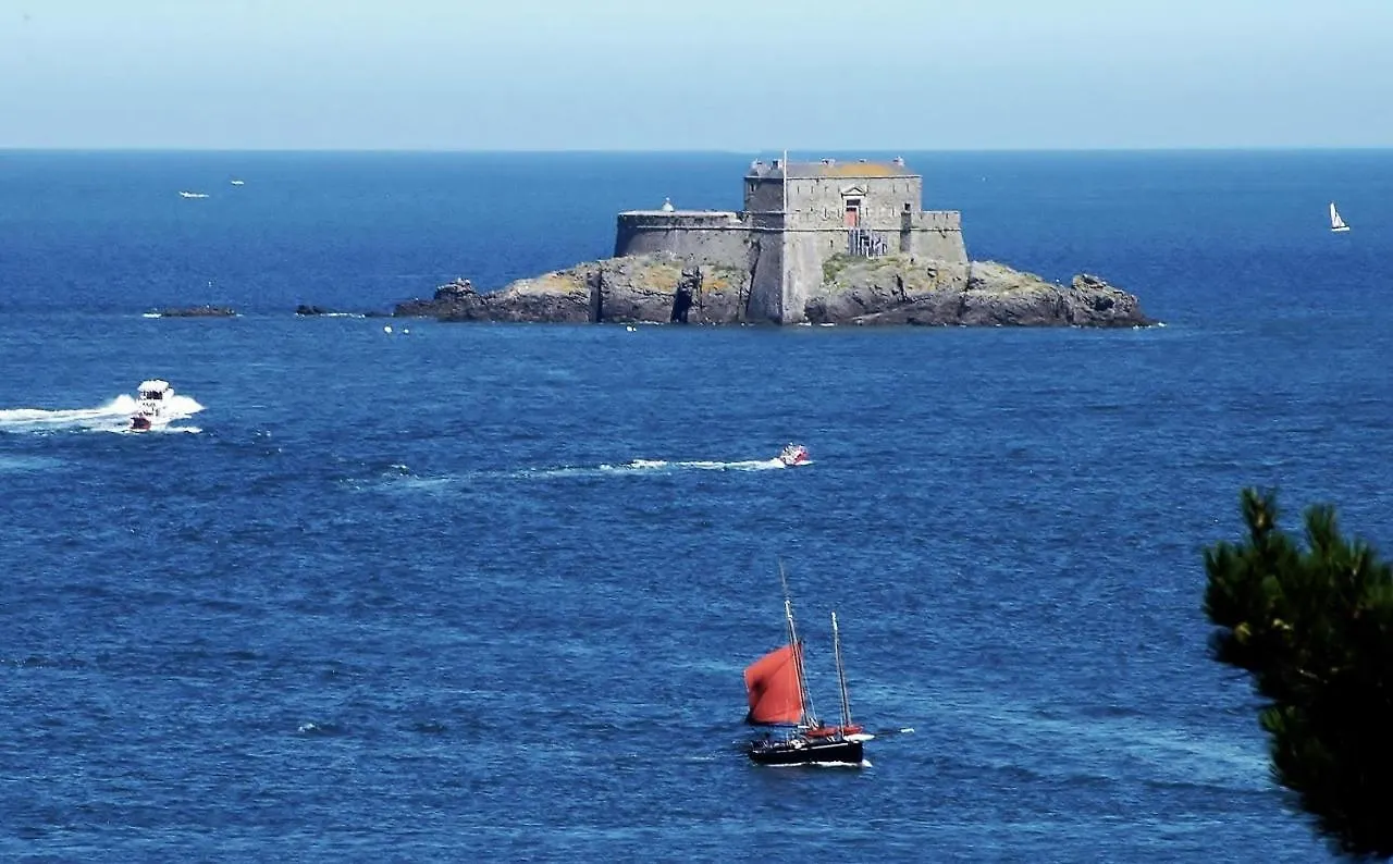 Apartment Les Grands Pins - Plage Du Val A 80 M - St Malo Rotheneuf Saint-Malo