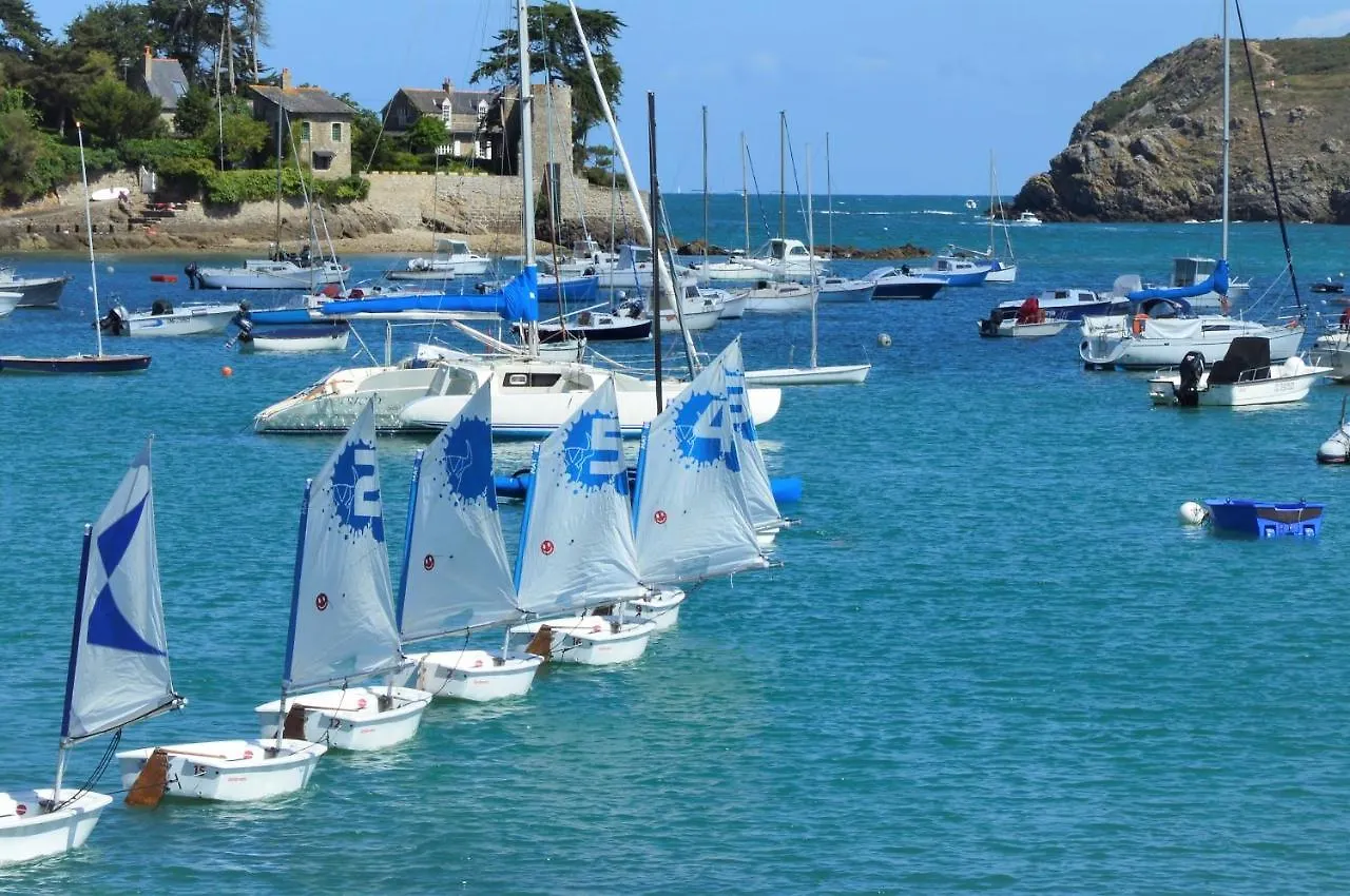 Les Grands Pins - Plage Du Val A 80 M - St Malo Rotheneuf Saint-Malo 0*,  France